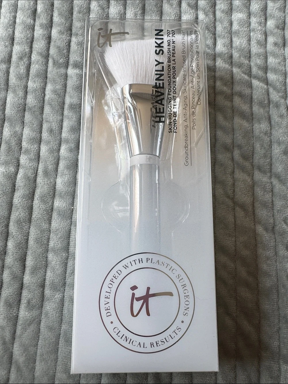 NEW in Box IT Cosmetics Heavenly Skin Brush - Foundation Brush 707